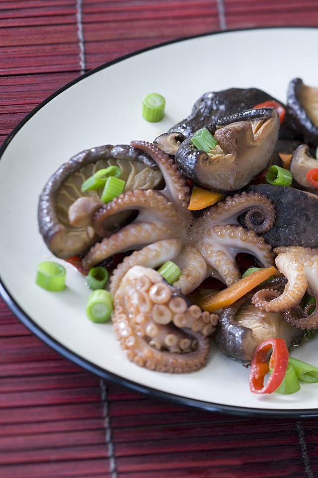八爪魚(yú)哪個(gè)部位不能吃？網(wǎng)紅吃八爪魚(yú)為什么要爆頭？