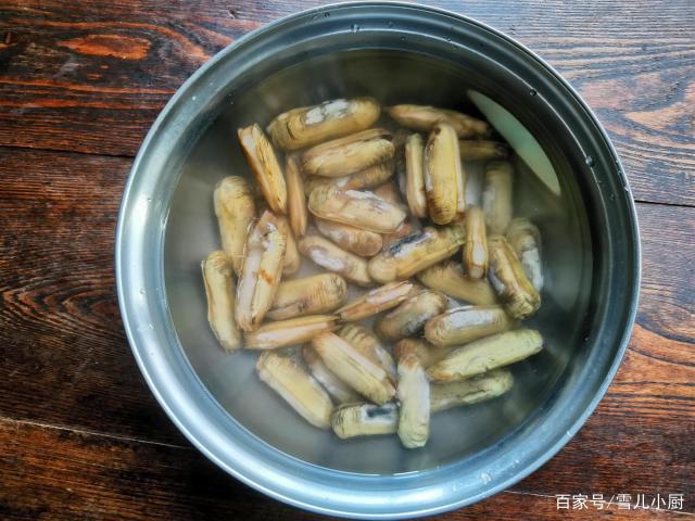 這個海鮮被稱作“小人仙”，肉質(zhì)肥美，用這個方法做，一盤不夠吃