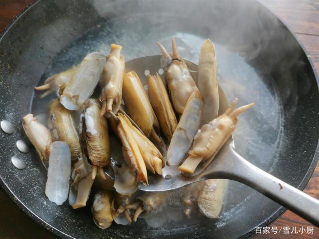 這個海鮮被稱作“小人仙”，肉質(zhì)肥美，用這個方法做，一盤不夠吃