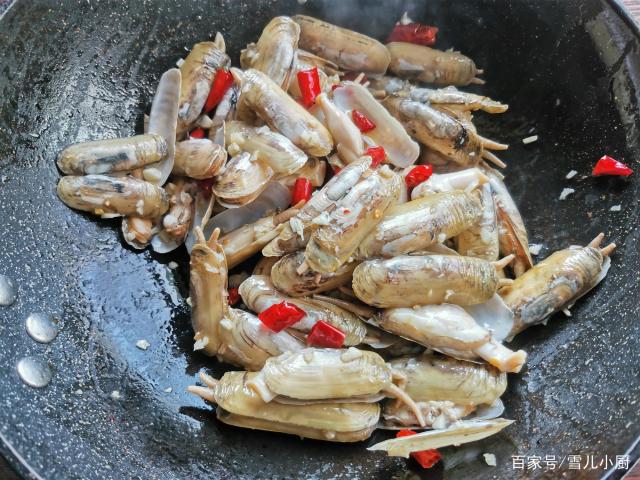 這個海鮮被稱作“小人仙”，肉質(zhì)肥美，用這個方法做，一盤不夠吃