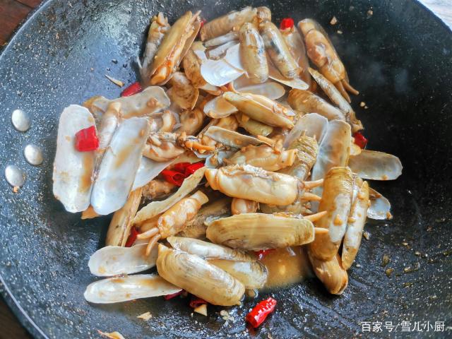 這個海鮮被稱作“小人仙”，肉質(zhì)肥美，用這個方法做，一盤不夠吃