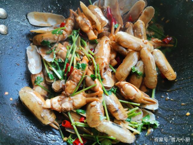 這個海鮮被稱作“小人仙”，肉質(zhì)肥美，用這個方法做，一盤不夠吃